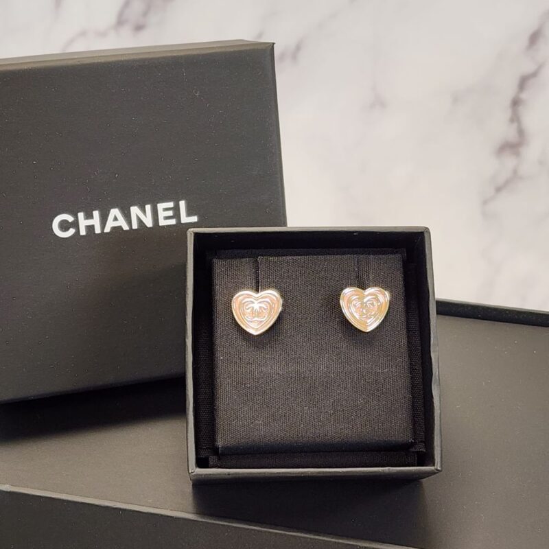 Chanel 24S愛心粉貝耳環