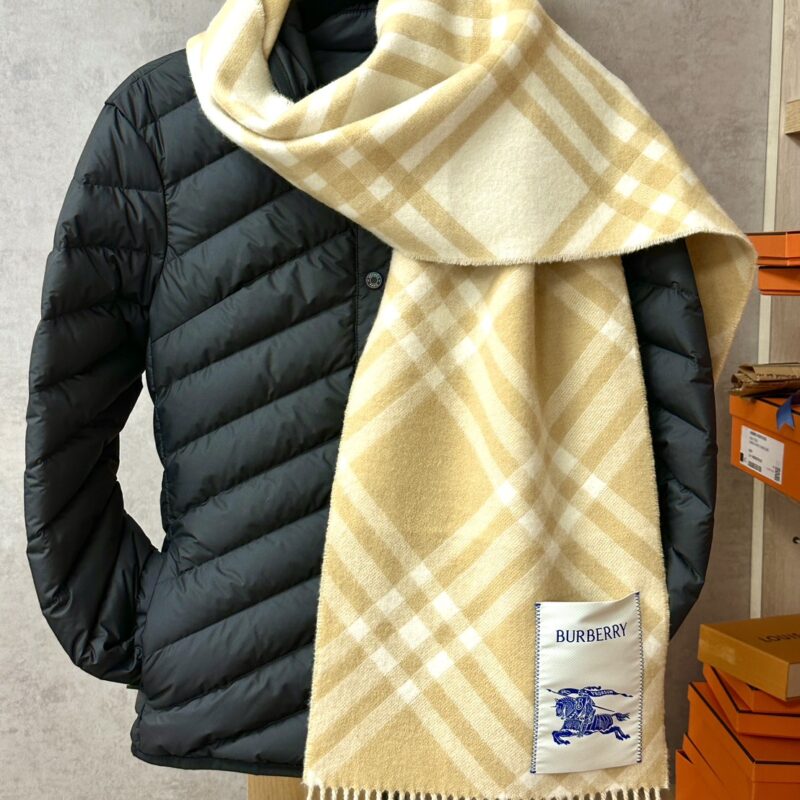 Burberry 奶茶羊絨圍巾