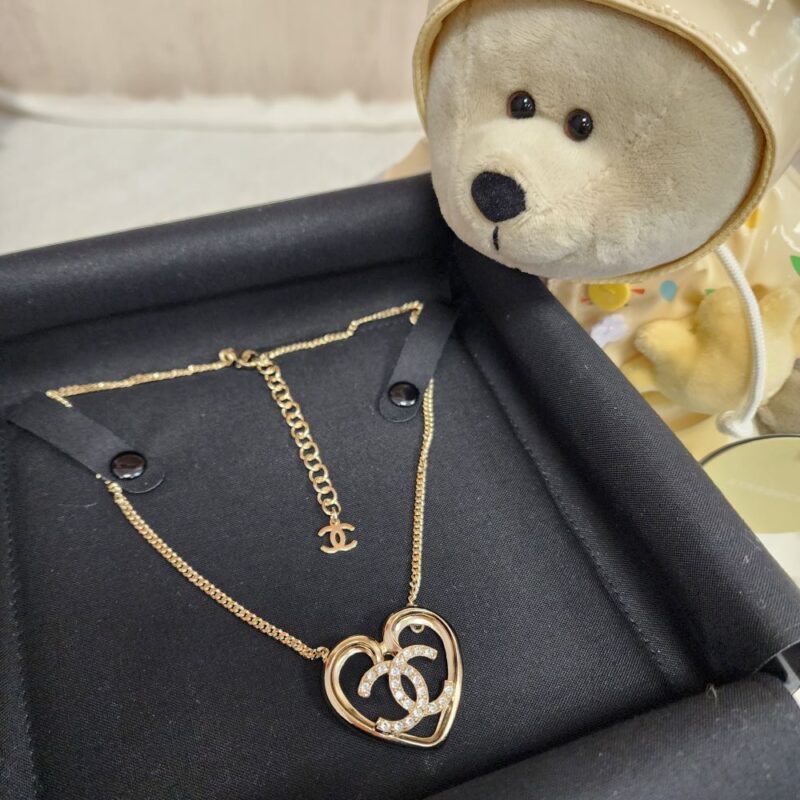 CHANEL 23C 鏤空水鑽愛心項鍊